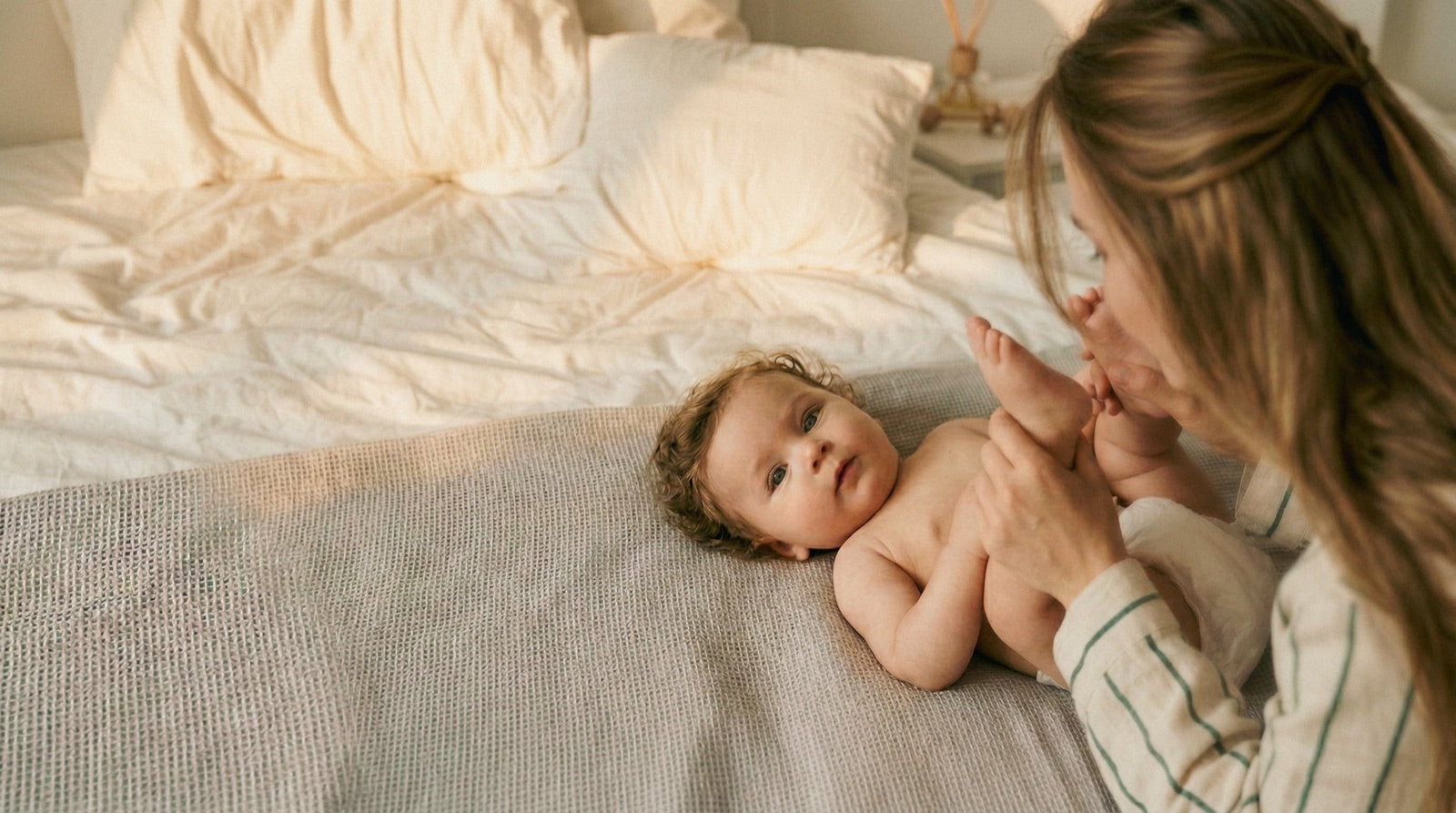Ouder houdt lachende baby vast